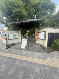 ���ӊ��@�n�c�旧�����c�뉀�d�k��5���B���Z�ق̂����k���ɂ���A���������̔������喼�뉀�ł��B���ċ��c��̐��������Ă����u������̒r�v���Č����Ă���A�s��̌�����Y�ꂳ���Ă����U��E���t���b�V���̌���ł�